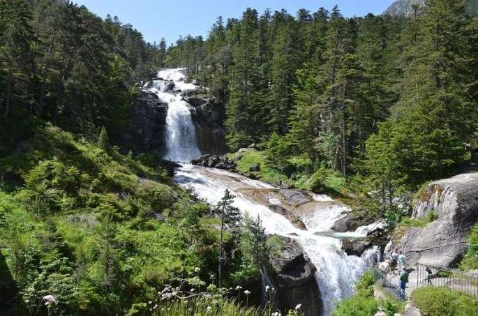 un-fiume-scorre-tra-la-vegetazione-del-parco-nazionale-dei-pirenei